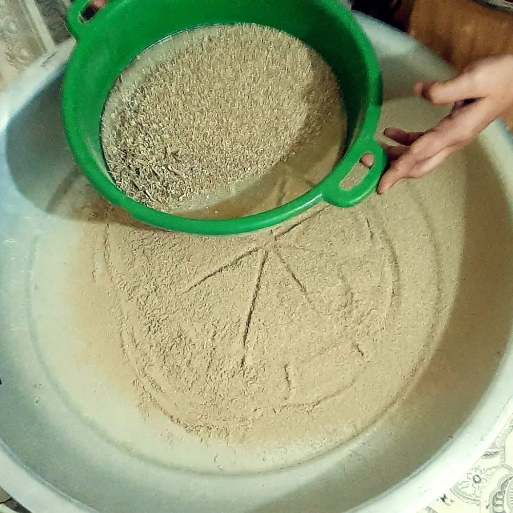 পাহাড়ি আদার গুঁড়া চালনিতে পরিশোধন rangaghorbd