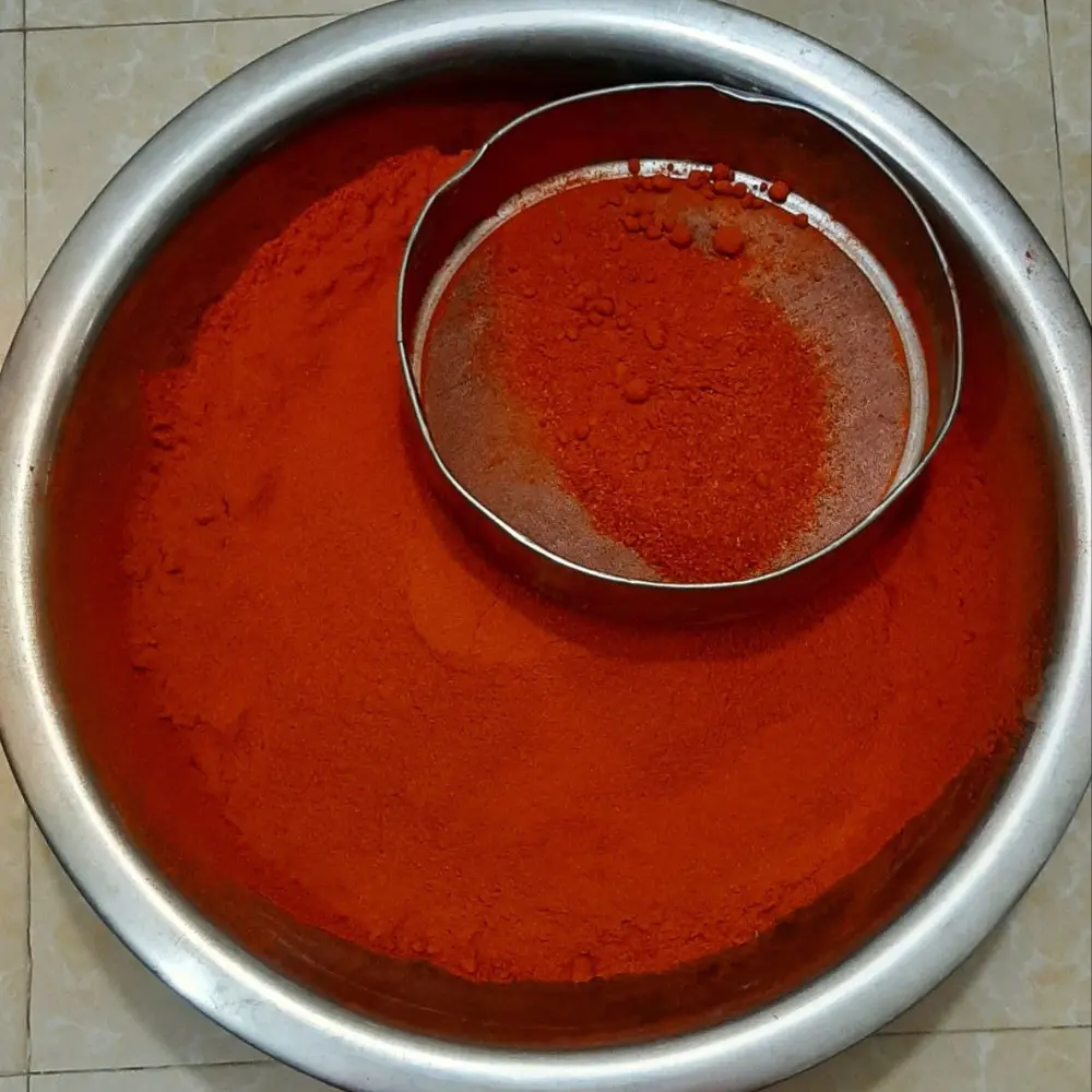 সদ্য তৈরি মিষ্টি মরিচ গুঁড়া চালনিতে rangaghorbd